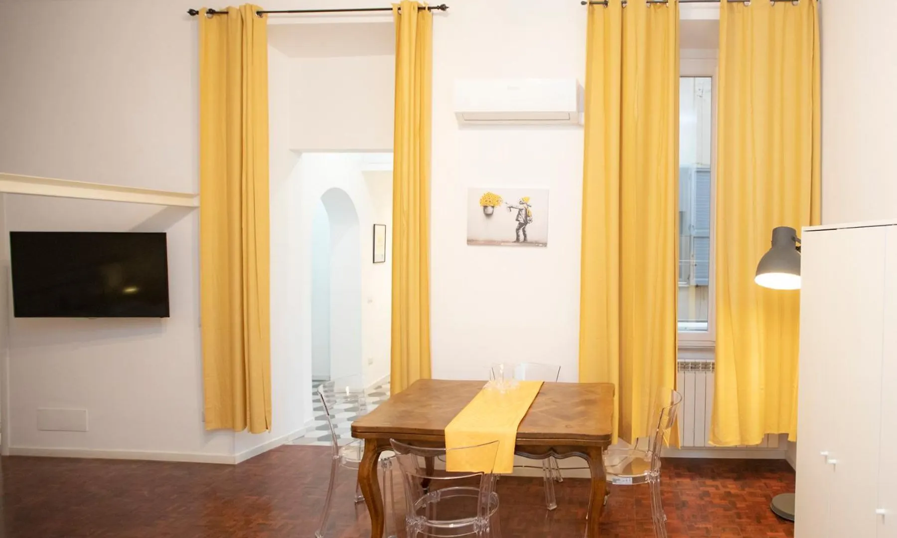 Manara10 Apart Giallo2 Rzym